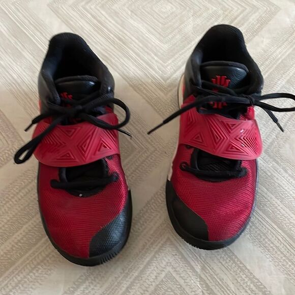 Nike Boys Kyrie Flytrap Red & Black Sneakers - Picture 1 of 6